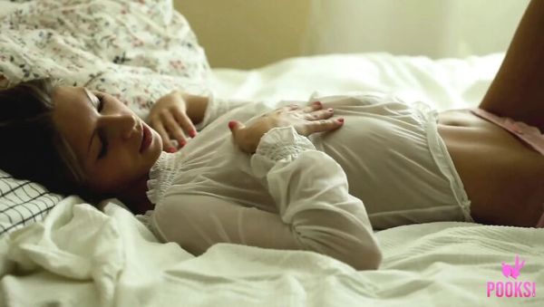 Watch hardcore movie : Perky teen Roxana cums hard with a vibrator on her tight snatch