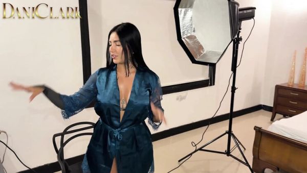 Play the complete movie named : Amateur Makeup Artist Takes Big Dick and Cums
