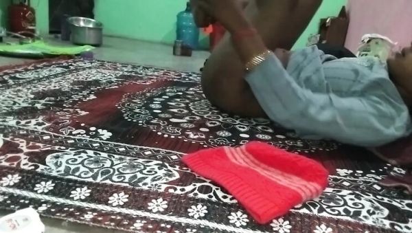 Play the uncut video : Desi Girlfriend Stepmom Fucks For Cash - Hindi Audio Bathroom Sex