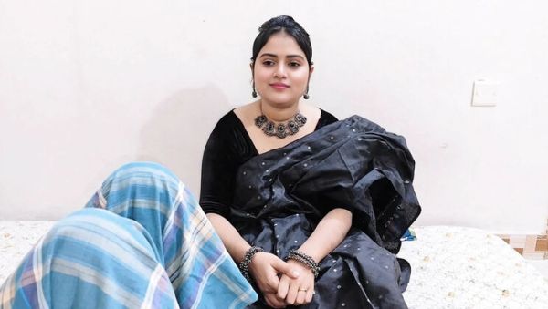 Stream full scene named : Indian Bhabhi Eshita Gets Classy Romance with Devar - Hot Handjob Fun