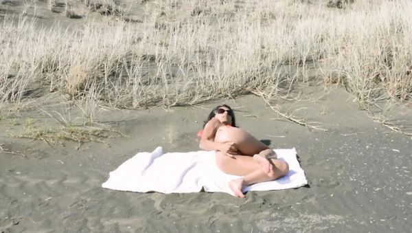 Watch hardcore movie called : Wyld Yasmin Takes a Big Dick on a Public Beach