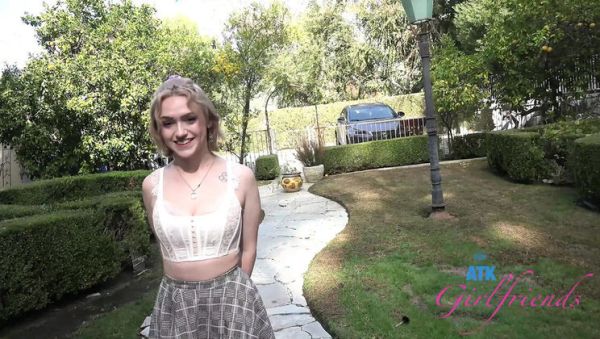 Play the HD scene of : Gracie Gates Begs for a Creampie in a Virtual Date Blowjob and Footjob Scene