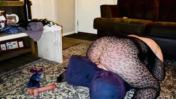Stream the complete clip of : Big tit MILF bound and ready to please Daddy