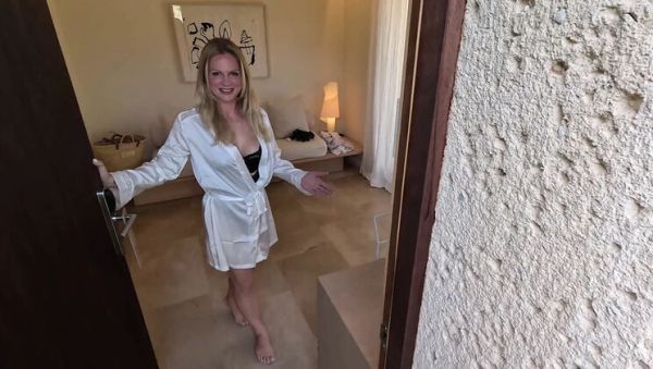 Watch this uncut movie : Luna Lollipooop Fucks the Room Boy in Hot Hotel Roleplay