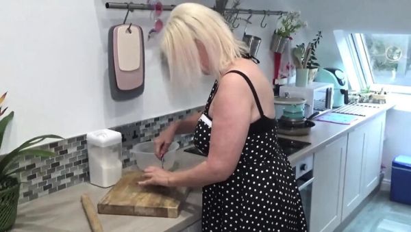 Play hardcore clip : Mrs Moon Big Naturals Blonde MILF Blowjob and Handjob with Rolling Pin