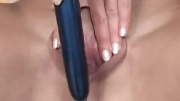 Play full scene called : Simone Shine plays with her tight pussy hole