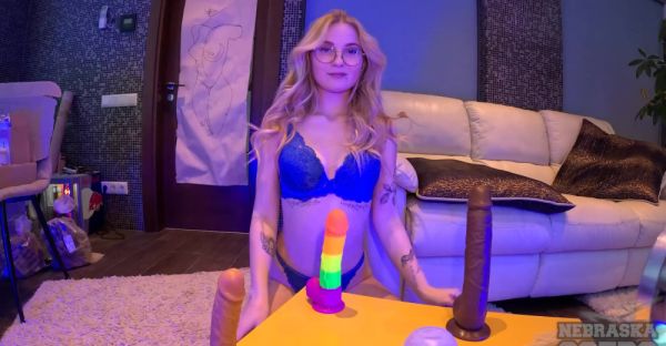 Watch the uncut clip called : Blondie Luana's amateurs game: Glasses on, peachy puss shaven, toy time with a bad boy dildo